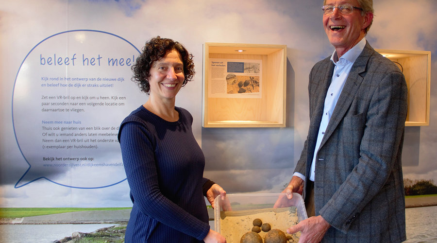 Eisse Luitjens en Jolanda Maassen overhandiging kogels 1813.jpg