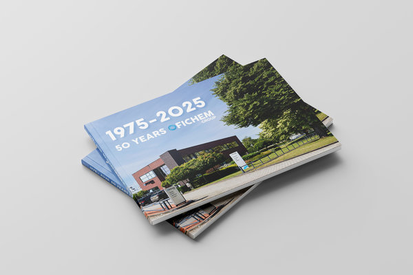 Mock-up omslag Jubileumboek Ofichem.jpg
